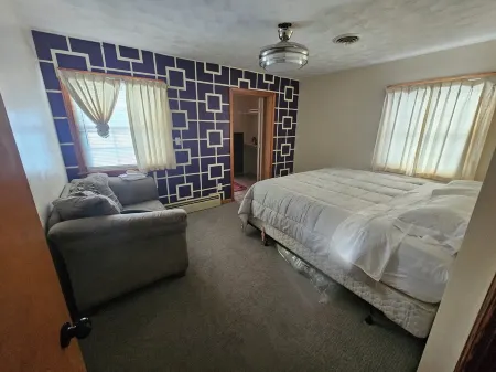 Tucked away 3-bedroom estate with AC and WiFi in fabulous Hampton