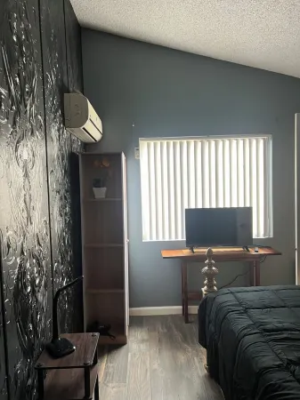 Lovely tiny private house in great safe neighborhood! with private yard for pets Отели рядом с достопримечательностью «Блэкберд Эйрпарк»