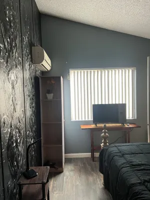 Lovely tiny private house in great safe neighborhood! with private yard for pets