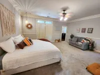 6000 sq ft home with Private Pool and Hot Tub, Sleeps 16 - 13 Acres
