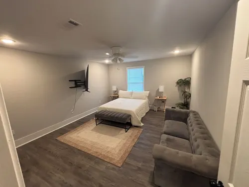 Spacious 3-bedroom corporate apartment with WiFi, AC in lovely Kenner