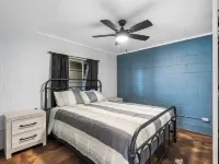 Lake front, spacious & cozy home with entertainment room. Hotéis em Shell Knob
