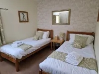 Beautiful cosy 2 bed cottage with woodburner & hot tub overlooking small lake