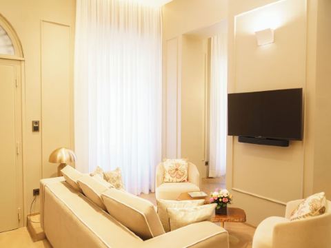 Luxurious 3-room residence in unique building in front of Colosseum.