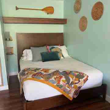 Beach Bungalow Condo in Kona - New Remodel with 3 Beds & Sleeps 4 + Pool Rooms