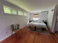 The Little Red Cottage - A cozy home steps away from private beach & wine trail. Hotels in Riverhead