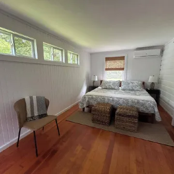 The Little Red Cottage - A cozy home steps away from private beach & wine trail.