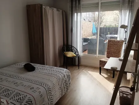 Quiet MARINA room with large terrace Отели рядом с достопримечательностью «Высшая школа экономических и коммерческих наук»