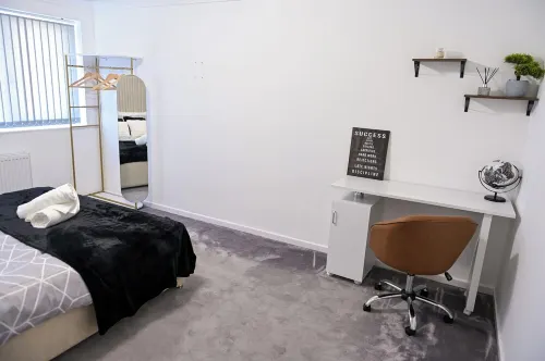 3 bedroom house set in Swinton Manchester,  Free parking and wifi Hotels in Clifton