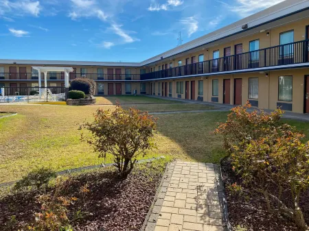 Quality Inn Elizabeth City Near University Отели в г. Никсонтон