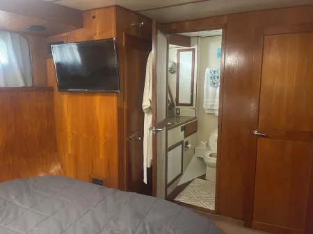 TIMEWARP 84 FOOT YACHT CLOSE TO THE BEACH CAN RELOCATE