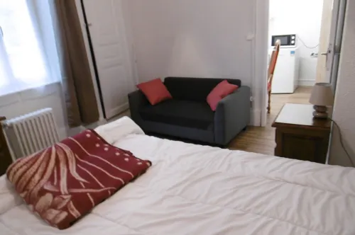 24M2 F1 APARTMENT on independent ground floor in quiet street Các khách sạn ở Neris-les-Bains