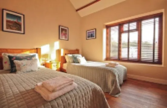 The Norfolk Farmhouse & Barn, (sleeps18) - close to coast with hot -tub. Hotels in North Walsham