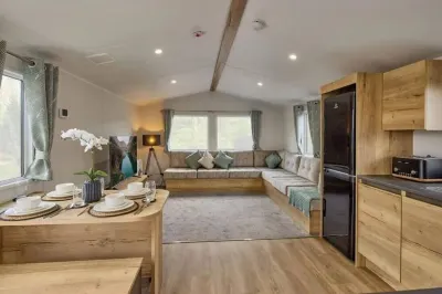 River Meadows Retreat. Contemporary, spacious caravan. 3 Bedroom, sleeps 8  호텔