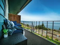 Bayside Apartment #5- Top Floor Waterfront Views above Boulevard Park