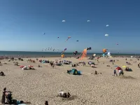 Spacious 2-bedroom apartment with sea view, 100 metres from the beach and shops