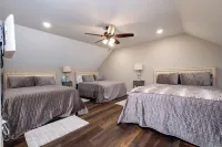 4-Bedroom House with Beautiful Lake View, Sleeps 12 - Quiet & Relaxing