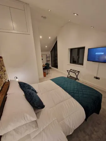 Superior 1 Bed Apartment Amesbury Town Centre, Stonehenge