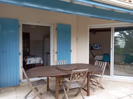 Quiet family home 10 minutes walk from the sea Отели в г. Долю-д'Олерон