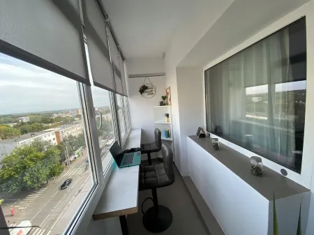 Large Studio with King size Bed + Day bed, AC, Parking, Child-Friendly and Toys Отели рядом с достопримечательностью «'Mihai Codreanu' Memorial House - 'the Sonnet Villa'»