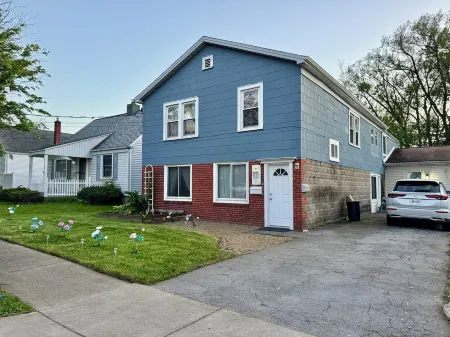 Charming 2-bedroom apartment in Pleasant Blasdell with morning breakfast. Отели в г. Бласделл