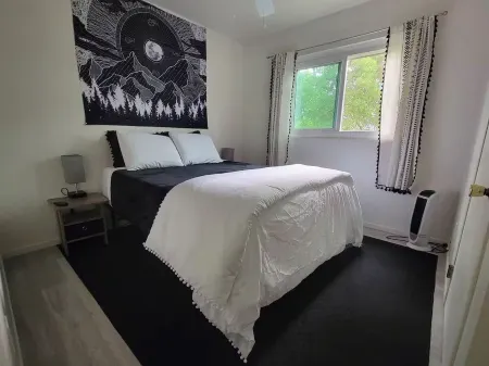 Cozy Cottage: Panoramic Lake Views, WiFi, Deck