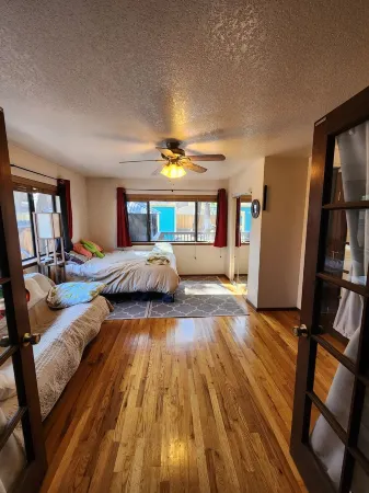 Charming 3-bedroom house with WiFi, dog friendly, hot tub, and AC in Flagstaff