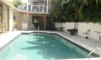 Cozy 2 bedroom  air conditioned 1 bathroom apartment with swimming pool . Hotels in 