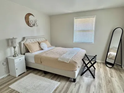 Newly Renovated 3 bedrooms w/ 5 beds, 2 bath home w/ convenience to everything. Hotels near Bay Park Square