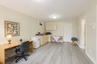 Private Sunny Cozy 1BR Suite