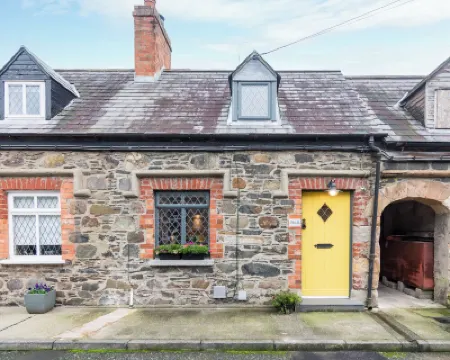 Cosy historic cottage in Hillsborough, near Belfast, Dublin & local attractions Hotels in 