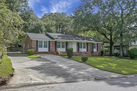 Cheerful 4 bedroom house with back porch