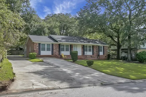 Cheerful 4 bedroom house with back porch فنادق في Goose Creek