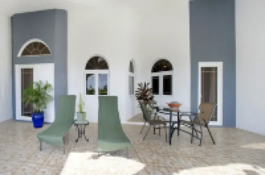 House of E.V.A, a charming, spacious place to relax and unwind. Hotels in The Valley