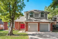 Charming 3-bedroom house in wonderful Grand Prairie with Pool Table and Office