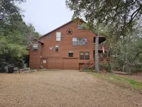 Charming 3-bedroom cabin with WiFi, AC in serene La Grange