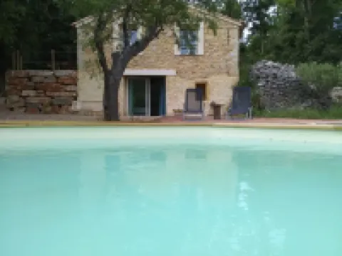 Bastidon between hill and vineyard