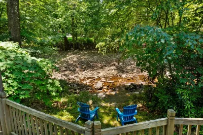 1 Min to Camelback! Creekside Firepit/BBQ Hotel dekat Pocono Premium Outlets