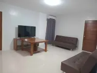 Charming 3-bedroom house with AC, WiFi. Sleeps 13. Các khách sạn ở Tarlac City