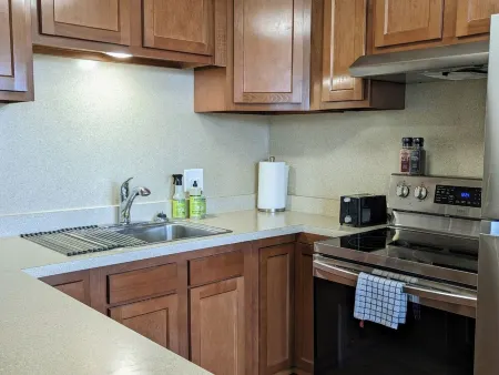 Huron's Hidden Gem: 1 Bedroom Oasis with amenities Отели в г. Гурон