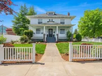 Beautiful 4 bedroom! Hot Tub, Fabulous Downtown Newberg Location! Hotels in Newberg