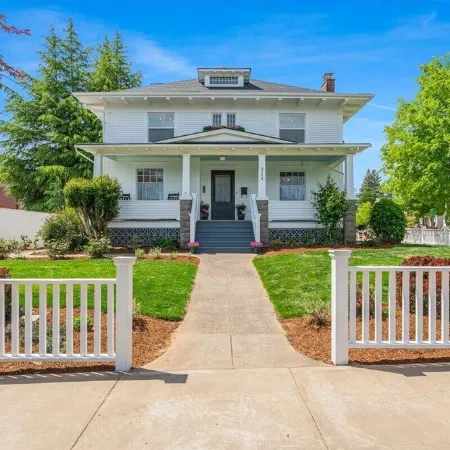 Beautiful 4 bedroom! Hot Tub, Fabulous Downtown Newberg Location!