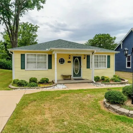 Goldfinch Guesthouse: Charming Family Home Near Lake & Downtown Claremore