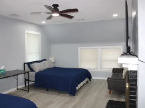 Spacious, Fully Remodel 4-bedroom house 2.5 bathroom in charming Carthage 迦太基酒店