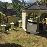 Tropical Treasure: 4 BR Oasis in the Hills of JA Hotels in Mandeville