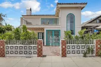 Charming 4BR/3BA Getaway, Walk to Downtown Santa Barbara & Beach, Sleeps 8 Hotel di 