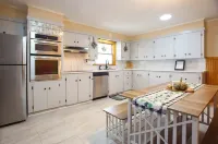 Charming 4-bedroom home with AC and WiFi close to downtown historic Honesdale