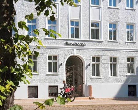 Limehome Berlin WeserstrFriedrichshain)