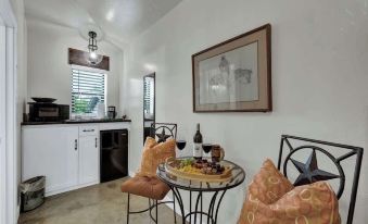 Tejas Suite Walking Distance to Main St!