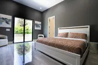 SOL HAUS! LUXE NEW 6 BDRM BEACH HOUSE W/ STUNNING VIEWS/POOL/SPA/PUTTING GRN/GYM